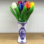 Hamilton tobacco & gifts - Houten tulpen in Delfts blauw vaasje