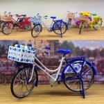 Hamilton tobacco & gifts - souvenirs - miniatuur fiets in Delfst blauw